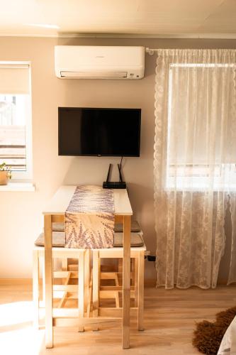 TV a/nebo společenská místnost v ubytování Lavender House