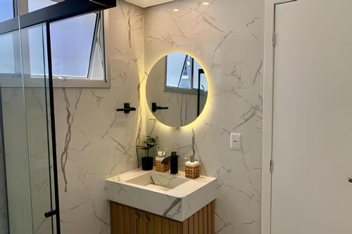 a bathroom with a sink and a mirror at Ap 5 estrelas, próx aero “CGH” in São Paulo