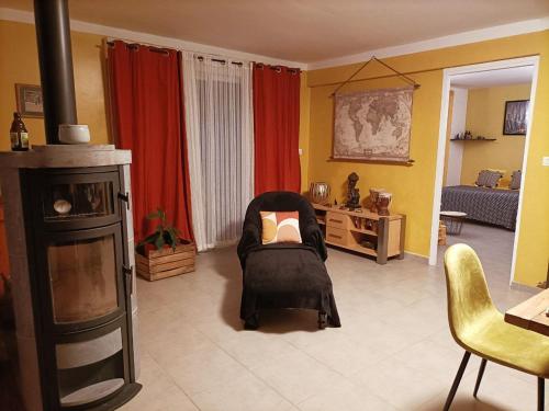 un salon avec une chaise avec un oreiller dedans dans l'établissement Le Sunset, à Belfort-du-Quercy