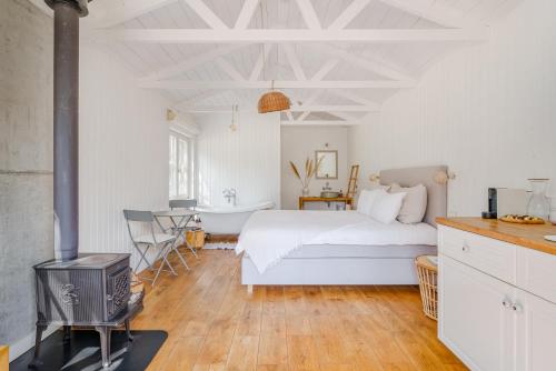 Un pat sau paturi într-o cameră la Coastal Cabin Engure