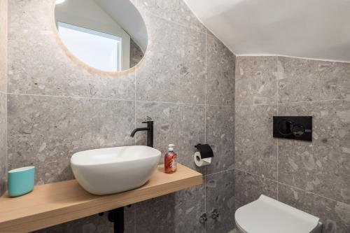 Koupelna v ubytování Apartmani Vila Mara M 1 heated pool