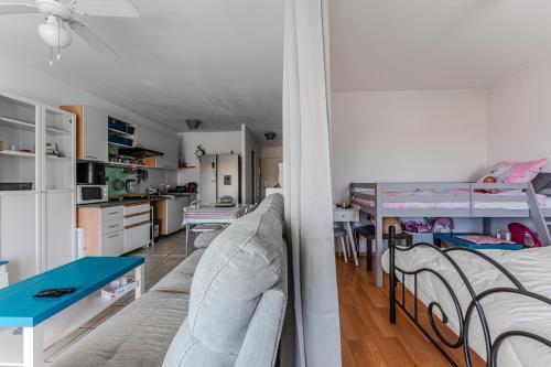 un salon avec un canapé, un lit et une table dans l'établissement Appartement proche plage Parentis, à Parentis-en-Born