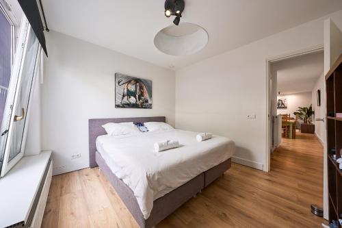 埃因霍溫的住宿－The Suite Eindhoven by T&S，卧室配有一张白色大床