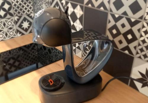 un miroir assis au-dessus d'une table dans l'établissement Charmant T2 avec loggia belle vue mer et parking, à Saint Pierre La Mer