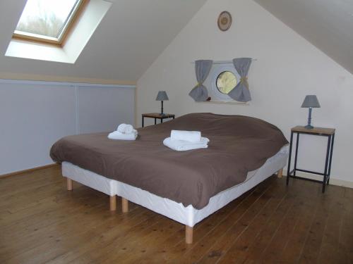 une chambre avec un lit avec deux serviettes dessus dans l'établissement Grand Argousier, à Cambron