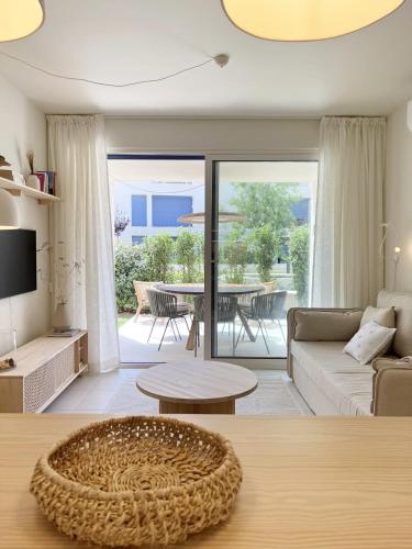 Luxury 2BR Apartment with Pool, Bikes & Garden