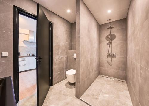 een badkamer met een douche en een toilet. bij The Vault - Eindhoven - by T&S in Eindhoven