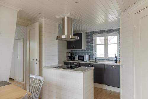 uma cozinha com um lavatório e uma bancada em Salt & Sill em Klädesholmen