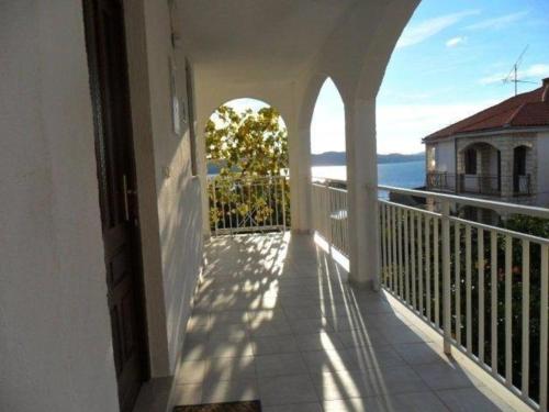 uma varanda de uma casa com vista para o oceano em Ferienwohnung mit Meerblick von der Terrasse für bis zu sechs Personen em Trogir