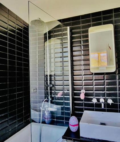 une salle de bain avec une douche, une baignoire et un lavabo dans l'établissement Entre pin et ocean carcans ville, à Carcans