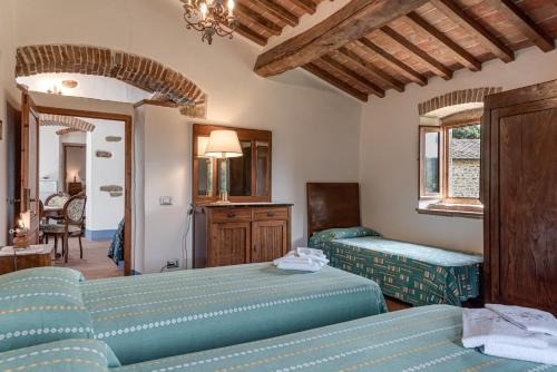 sypialnia z 2 łóżkami i kanapą w obiekcie La Casa di Colle w mieście Dicomano