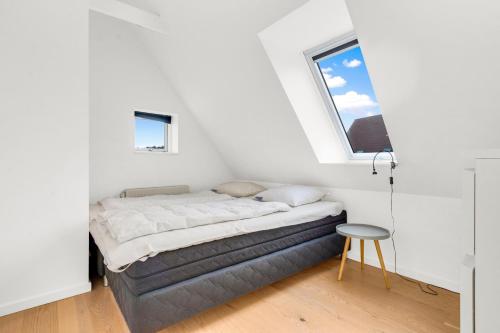 ロッケンにあるLovely Holiday Home For Rent, Josefines Have 17のベッドと窓のある小さな寝室