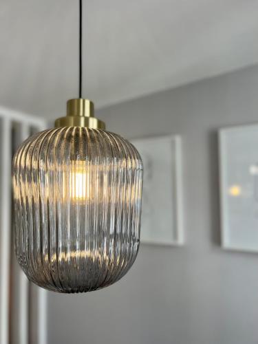 une suspension en verre brillant suspendue dans une cuisine dans l'établissement Le Penhoët, Hyper centre de Rennes, à Rennes