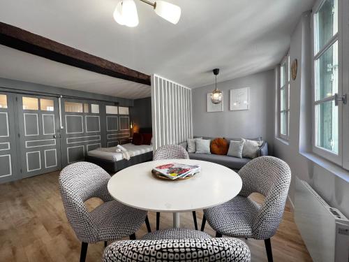 a living room with a table and chairs and a couch at Le Penhoët, Hyper centre de Rennes in Rennes