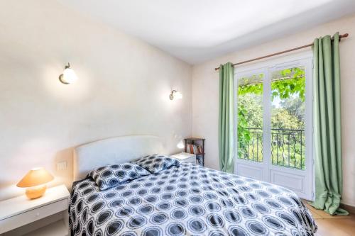 une chambre avec un lit et une fenêtre dans l'établissement Villa de 180 m2 avec piscine à Saint-Raphaël pour 10 personnes, à Saint-Raphaël