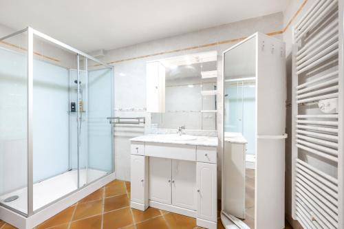 une salle de bain avec un lavabo et une douche dans l'établissement Villa de 180 m2 avec piscine à Saint-Raphaël pour 10 personnes, à Saint-Raphaël