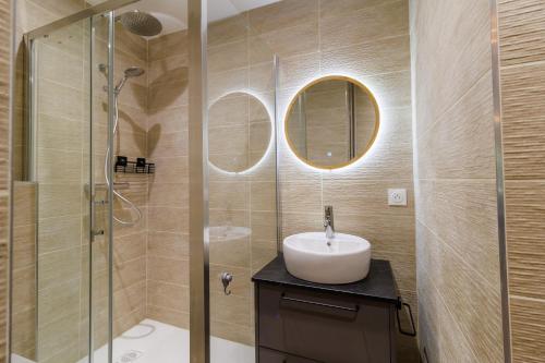 un baño con lavabo y ducha en Appartement moderne près de Genève, en Ferney-Voltaire