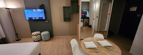 TV a/nebo společenská místnost v ubytování AlphaStay by Alpha - StayService