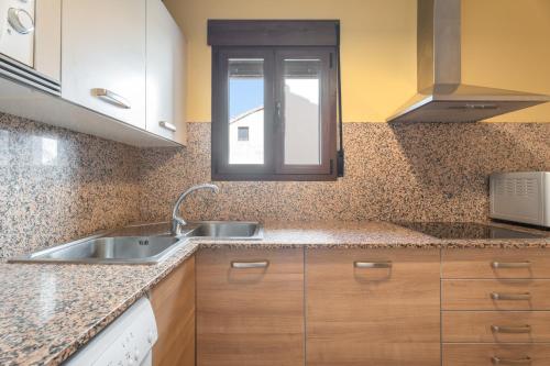 cocina con fregadero y ventana en Apartamento Casa El Cojo 2b, en Alcalá de la Selva