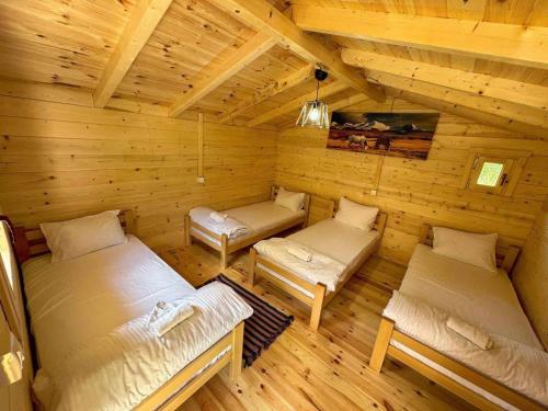 En eller flere senge i et værelse på Dedushi guesthouse &wod cabin-camping place