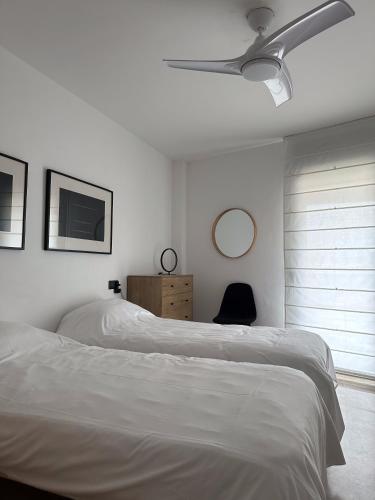 Duplex delante del mar con gran terraza y piscina comunitaria