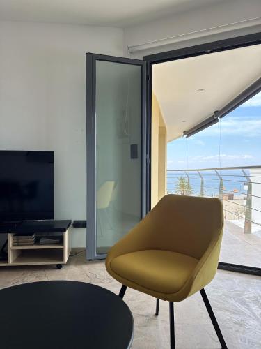 Duplex delante del mar con gran terraza y piscina comunitaria