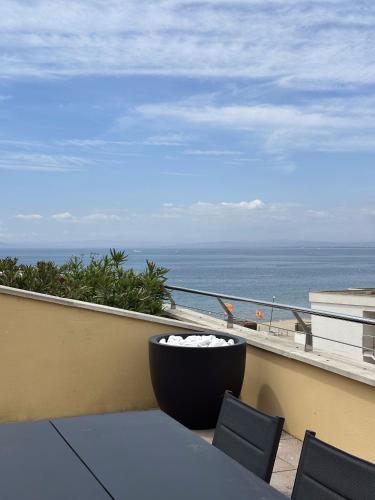 Duplex delante del mar con gran terraza y piscina comunitaria