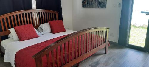 1 dormitorio con cuna con almohadas rojas en Amazing Mexican Airport Inn, en Cancún