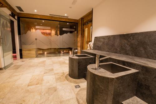 W łazience znajduje się blat z umywalką. w obiekcie Hotel Alpenland w mieście Moso