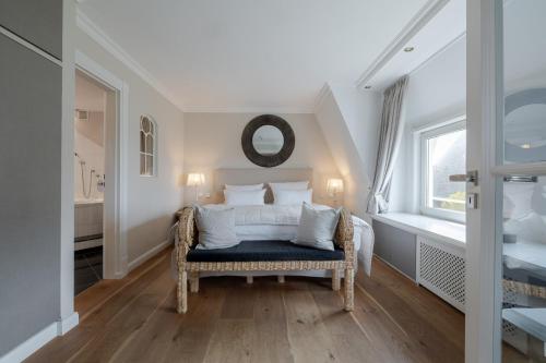a bedroom with a bed and a window at Strönhof Kampen in Kampen