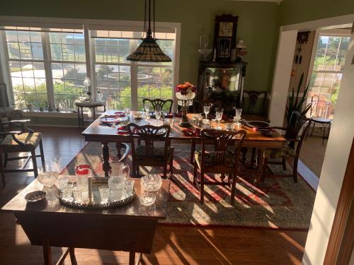een eetkamer met een tafel met glazen erop bij 2nd floor guest room with attached bath in Milford