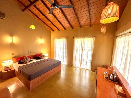 ティッサマハーラーマにあるArt Yalaの窓付きの部屋にベッド付きのベッドルーム1室があります。