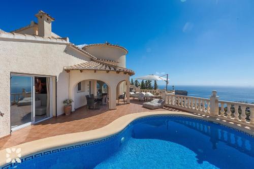 Πισίνα στο ή κοντά στο Villa Costa del Cielo by Abahana Villas