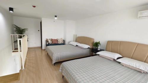 a room with two beds in a room at Chaoyang Joy City Hardcover Apartment in Beijing