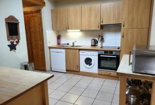 une cuisine avec un lave-linge et un lave-linge dans l'établissement C11, 72m2, 3 bedrooms, next to the ski lift, à Samoëns