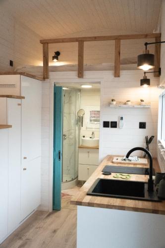 a kitchen with a sink and a counter top at Tiny House Le Poulailler in Bousbecque