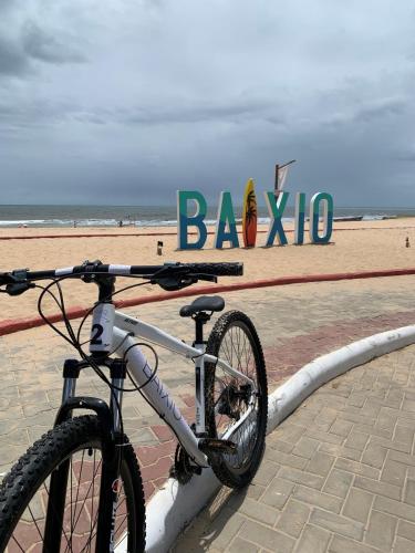 a bike parked in front of the beach at Pousada Aldeola by Slaviero Hotéis in Baixio