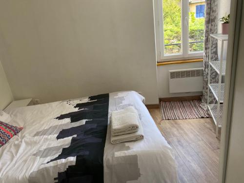 une chambre avec un lit et une fenêtre dans l'établissement Haut de jardin dans une maison, à Dijon