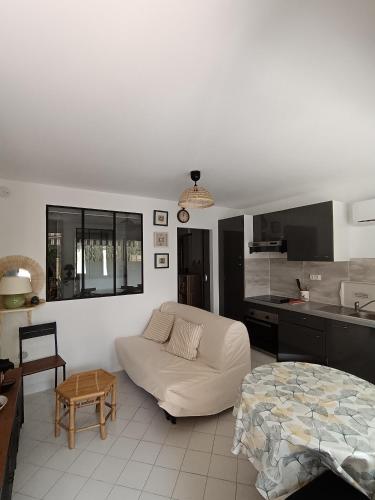 un salon avec un canapé et une table dans l'établissement Studio Bord de Mer, à Hyères