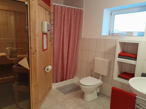 Bilik mandi di Ferienwohnung Wikingerland