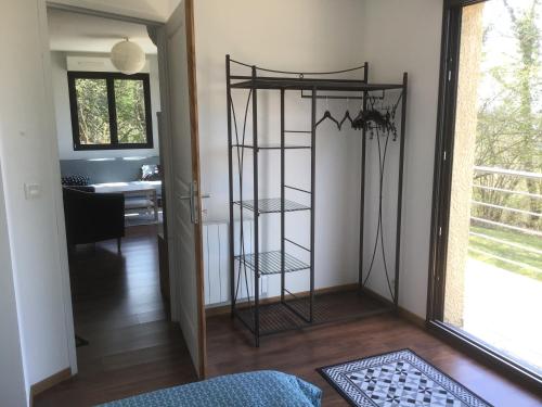 Cette chambre comprend un miroir et une salle de bains pourvue d'un lavabo. dans l'établissement Appartement avec vue sur le lac du Bourget, à Pugny-Chatenod