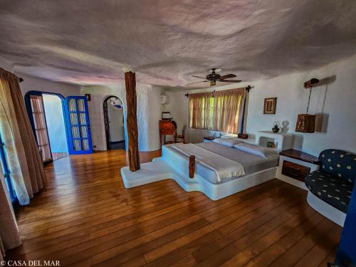 a large bedroom with a bed and a wooden floor at Casa del Mar in Puerto Ayora