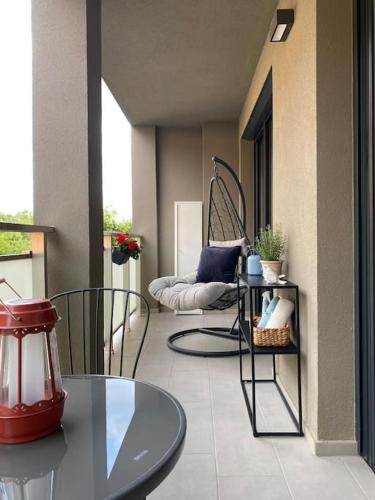 Zene Lux Apartment Vinyl Record Player & Projector