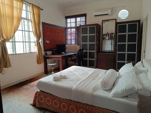 Postel nebo postele na pokoji v ubytování Omar Little Palace - 6 Bedroom Homestay Seremban