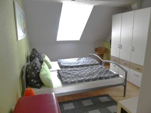 een bed met kussens in een kamer bij Ferienwohnung Schweizer in Coswig