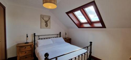 um quarto com uma cama e uma janela em North Face Dwelling at Ardenvale Self Catering em Fort William
