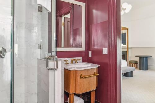 La salle de bains est pourvue d'un lavabo et d'un miroir. dans l'établissement The White House Napa Valley, à Napa