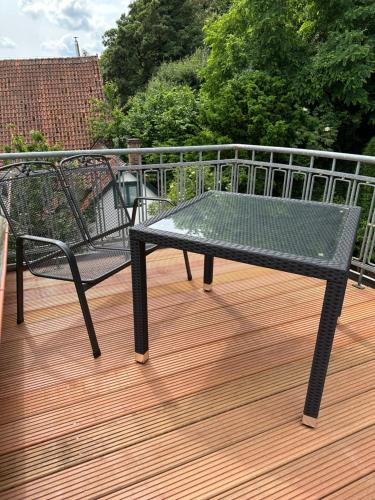 a black bench sitting on top of a deck at Remedium Appartements in Vlotho