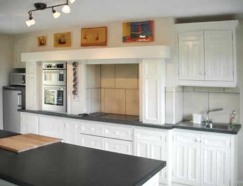 Dapur atau dapur kecil di 5 bedrooms house at Co Kerry 500 m away from the beach with sea view enclosed garden and wifi