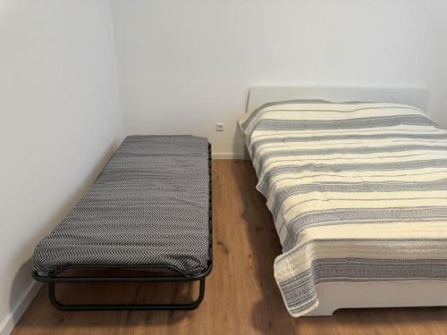 Postel nebo postele na pokoji v ubytování Zentrale Wohnung in Düsseldorf nahe Messe & Rhein